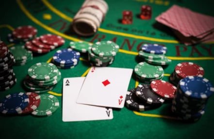 GKK7 ဘောလုံးလောင်းကစား Myanmar National League ပွဲစဉ်ကို Smartphone ဖြင့် Live Betting ကစားနေသောမြင်ကွင်း